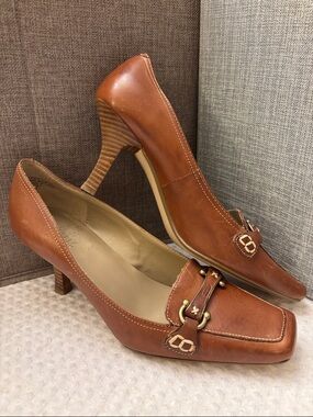 Nickels Bett 8M Cognac Leather Mid-Heel Pumps Square Heel Classic Buckle Detail